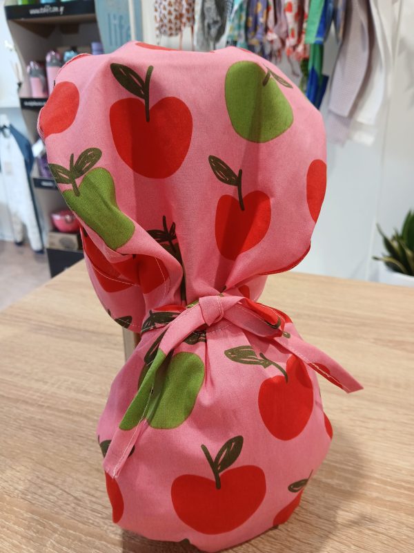 Χειροποίητο σκουφάκι χειρουργείου ''Ponytail Scrub Cap Apples'' Pink
