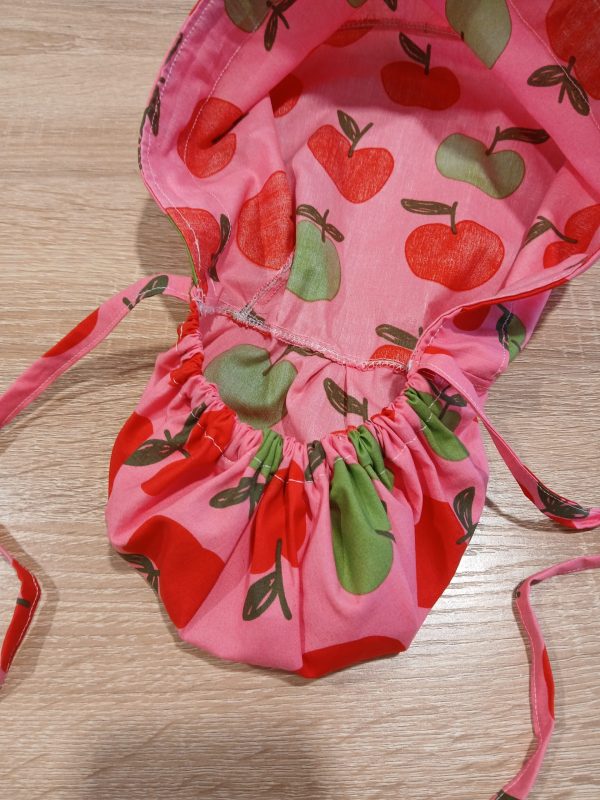 Χειροποίητο σκουφάκι χειρουργείου ''Ponytail Scrub Cap Apples'' Pink - Image 2