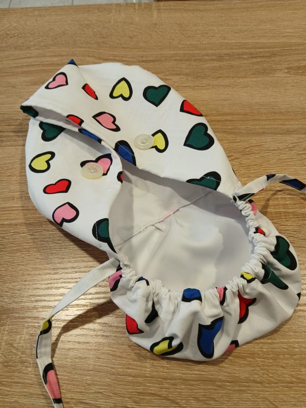 Χειροποίητο σκουφάκι Premium Ponytail Satin Lining “Πολύχρωμες Καρδιές” - Image 3