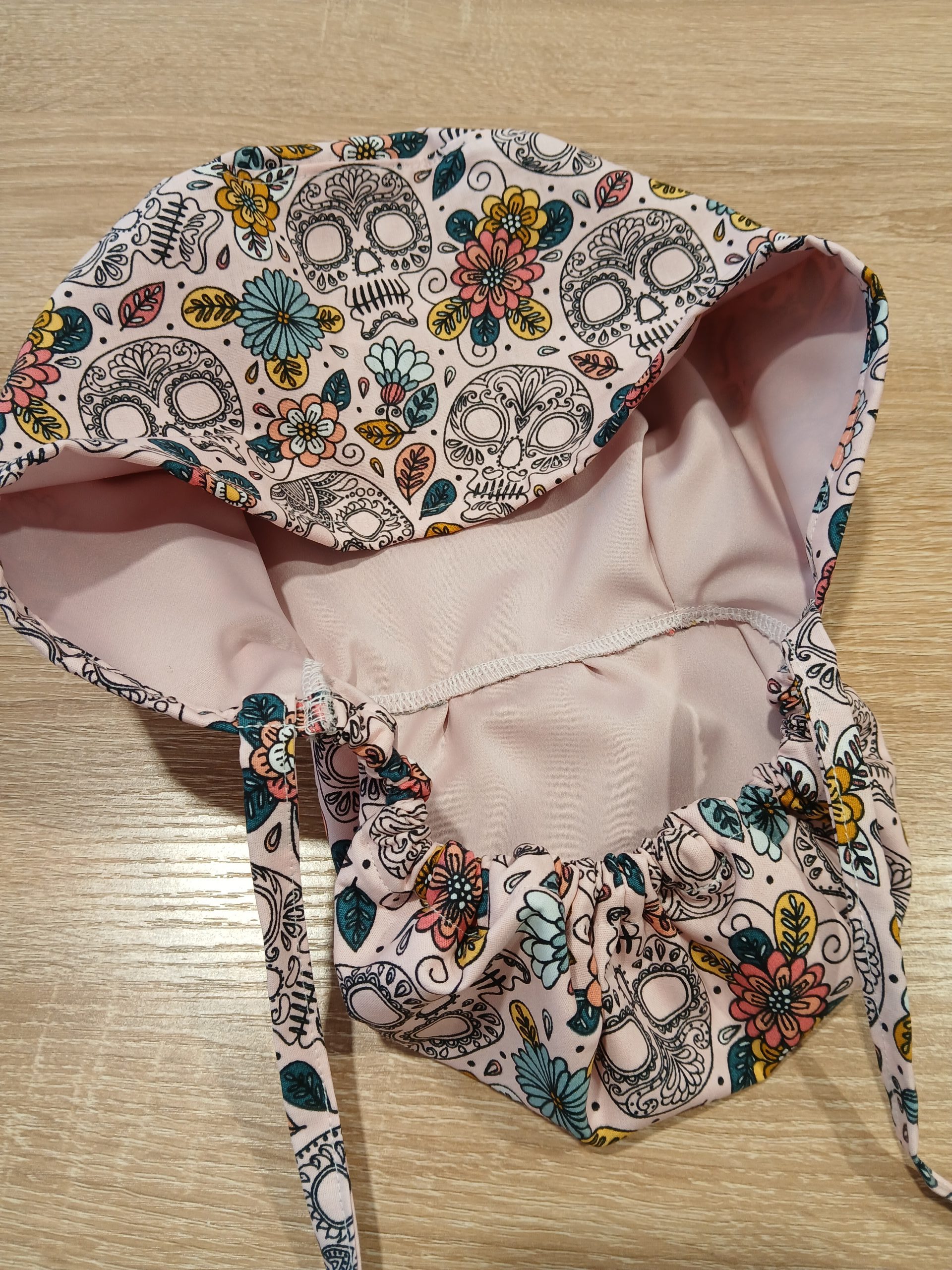 Scrub Cap Ponytail “Pink Skulls” – Χειροποίητο σκουφάκι χειρουργείου - Image 4
