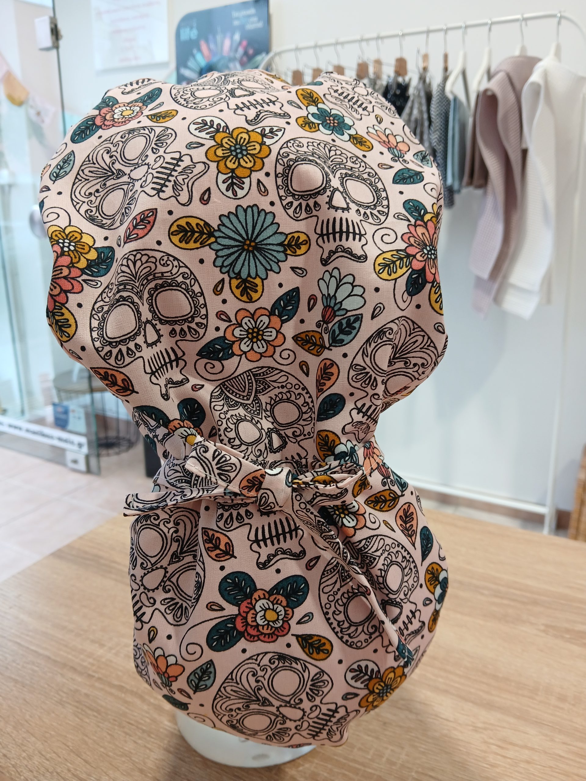 Scrub Cap Ponytail “Pink Skulls” – Χειροποίητο σκουφάκι χειρουργείου