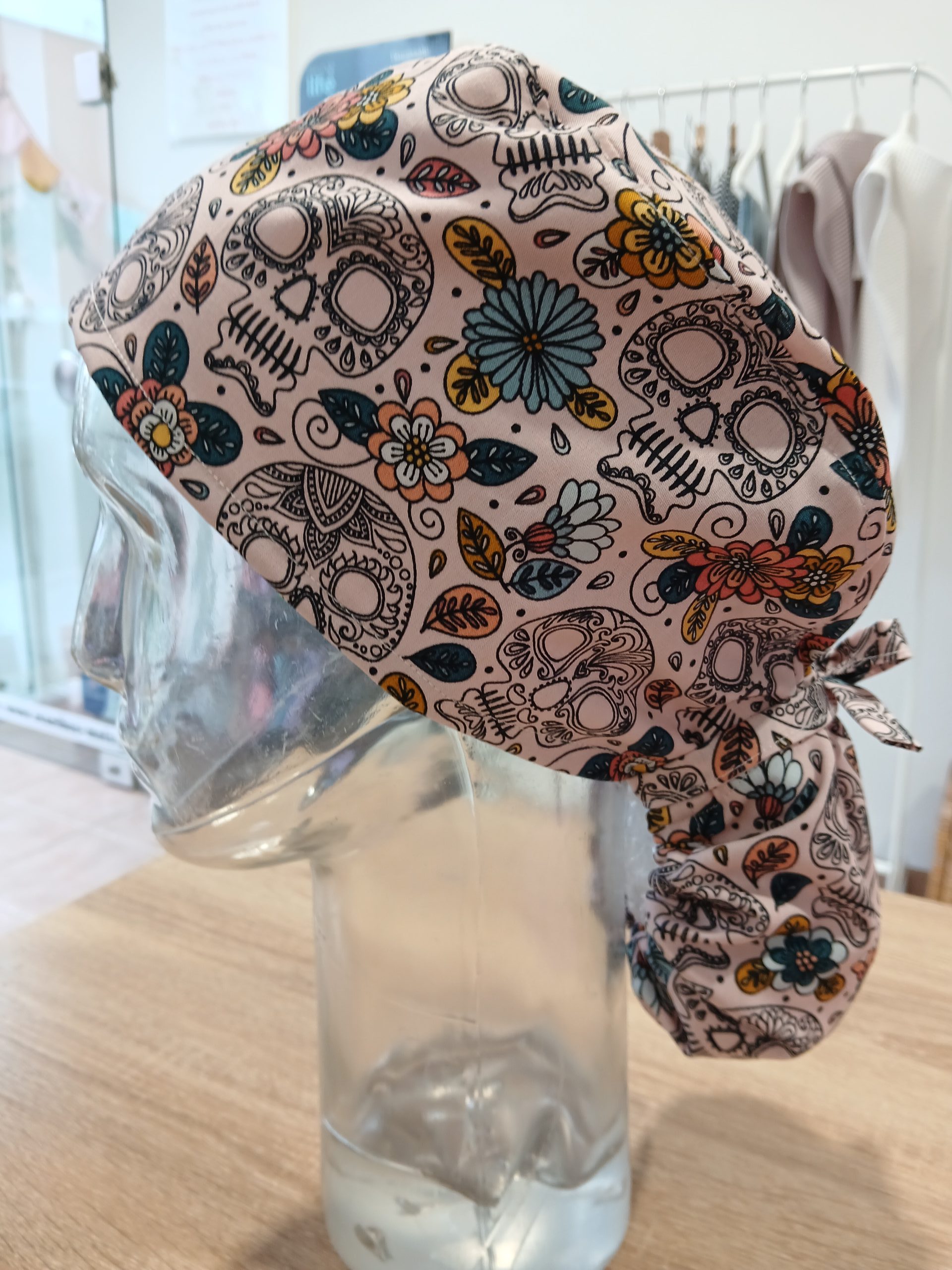 Scrub Cap Ponytail “Pink Skulls” – Χειροποίητο σκουφάκι χειρουργείου - Image 2