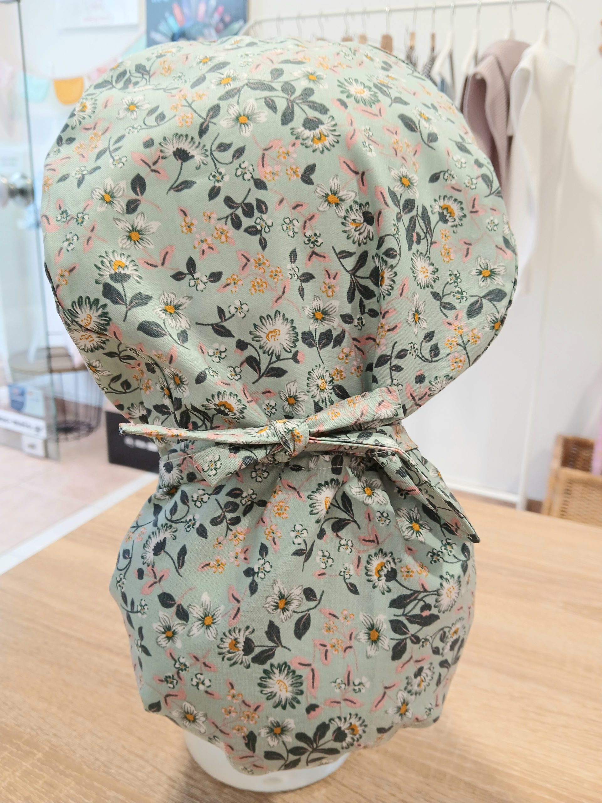 Scrub Cap Ponytail “Million Bells” – Χειροποίητο σκουφάκι χειρουργείου με σατέν επένδυση & κουμπιά για τα αυτιά